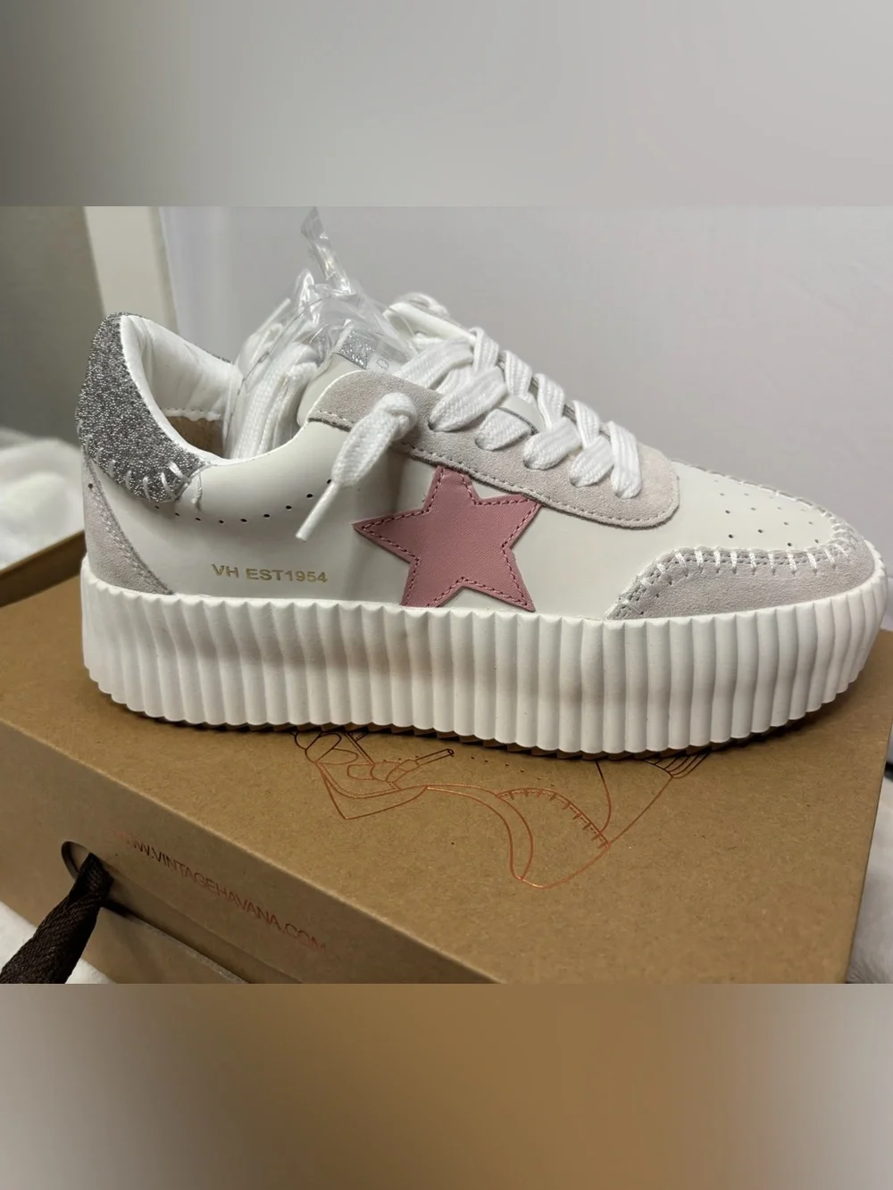 Vintage Havana White Sneakers with Pink Star - Picture 1 of 3